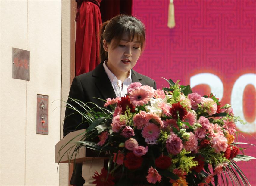 集团副总、江苏树恩教育科技有限公司总经理郭晏彤同志宣读《关于2019年ld登录入口集团下达各校区招生计划的意见》