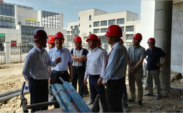 > 走进ld登录入口 > ld登录入口掠影  	 张爱平陪同轨道交通公司董事朱明勇视察工地